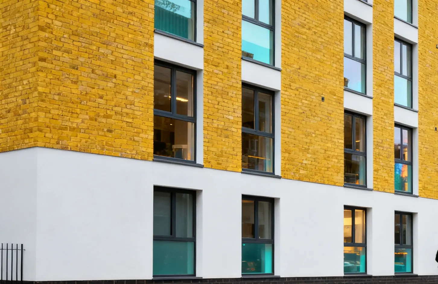 London flat values fall below 2017 levels, data shows